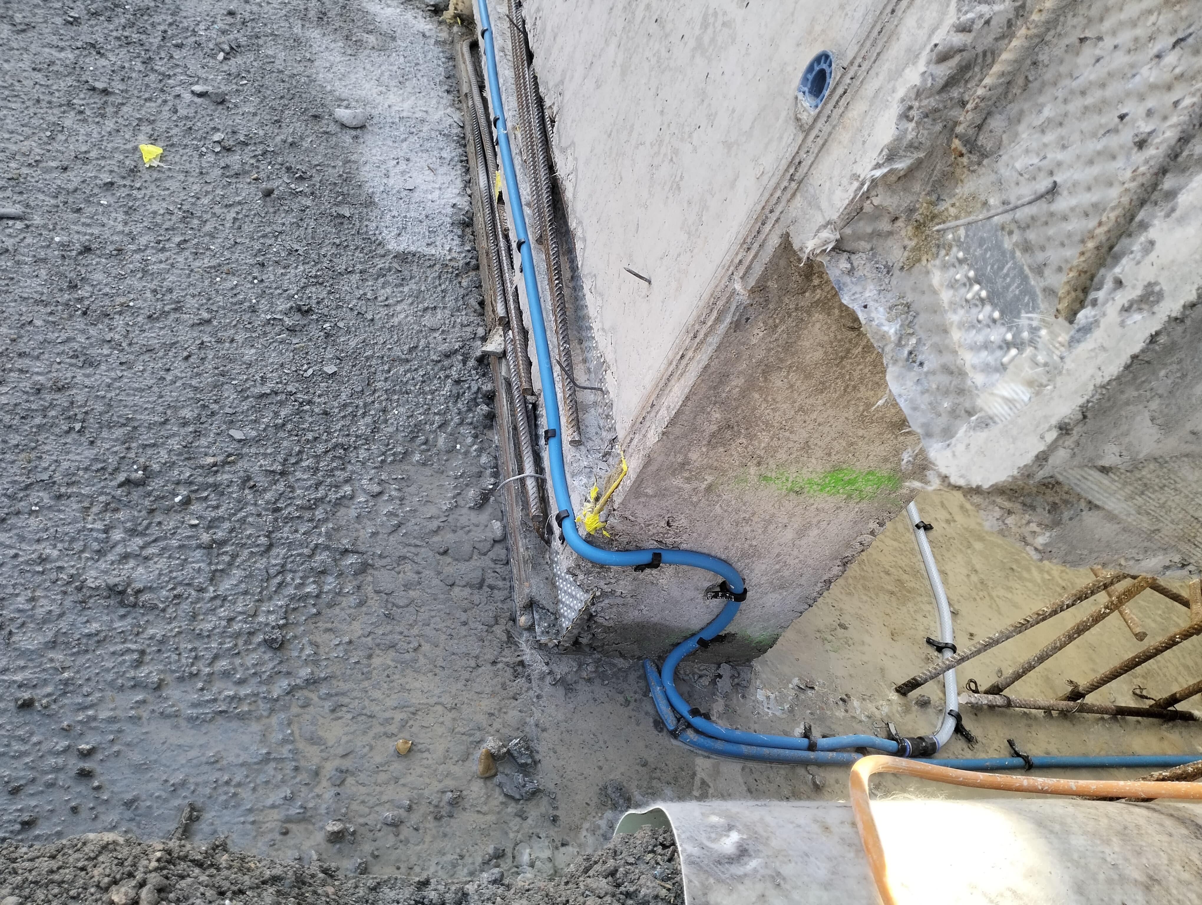 Installation of grouting hoses in concrete